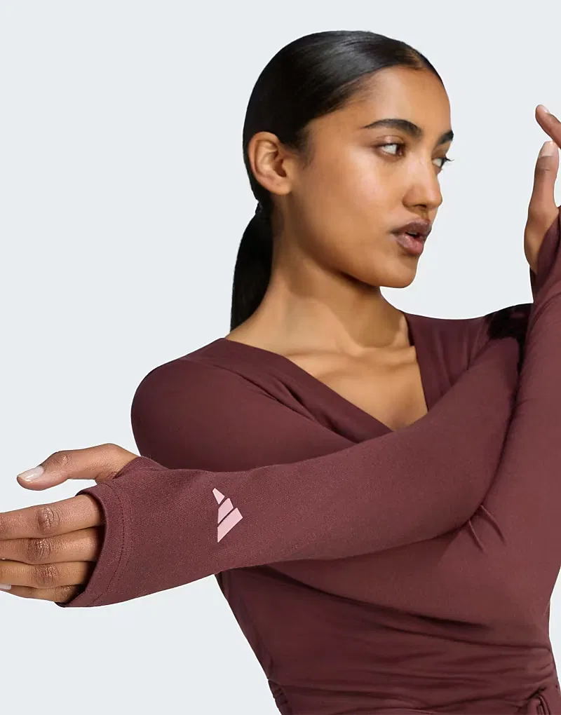 Топ-балетка Adidas performance 3-stripes studio soft ballet wrap top в цвете Aurora Ruby — фото 3