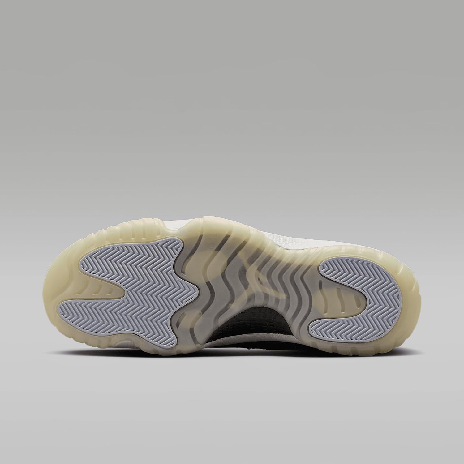 Мужские кроссовки Nike Air Jordan 11 Retro, белый/черный/серый — фото 2