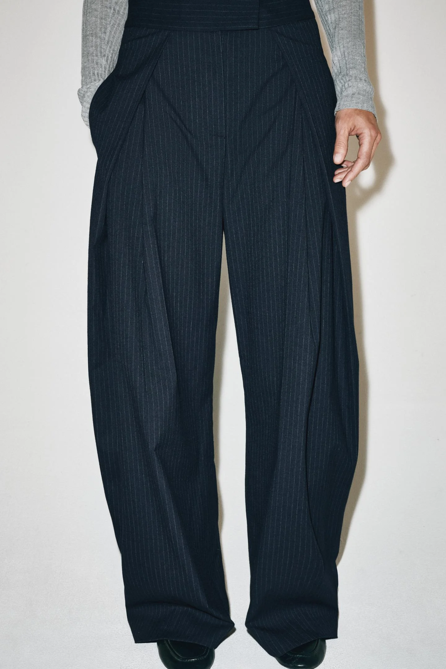 Брюки Zara Pliegues Cinturilla ZW Collection, темно-синий