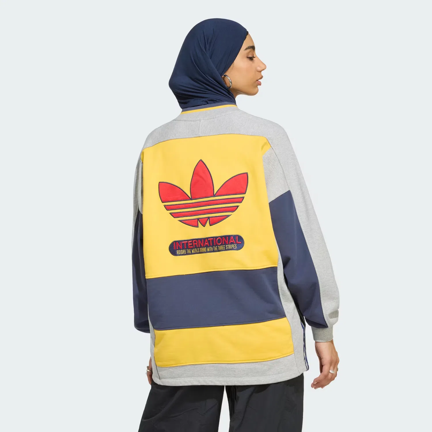 Женский свитшот оверсайз Archive Sweater International Adidas Originals, серый меланж/темно-синий/золотой — фото 2