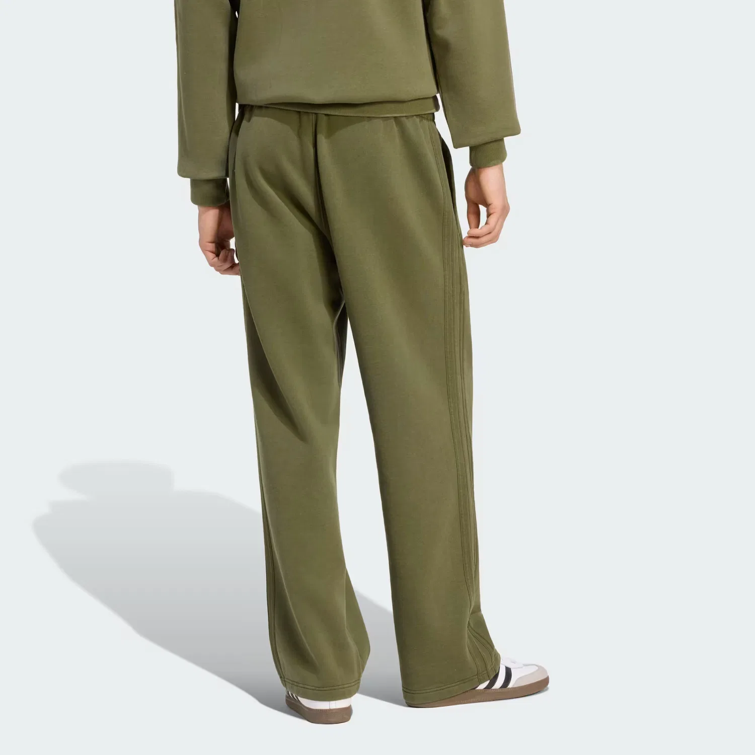Мужские спортивные штаны свободного кроя из флиса Trefoil Essentials Loose Fleece Pants Adidas Originals, Night Cargo — фото 2