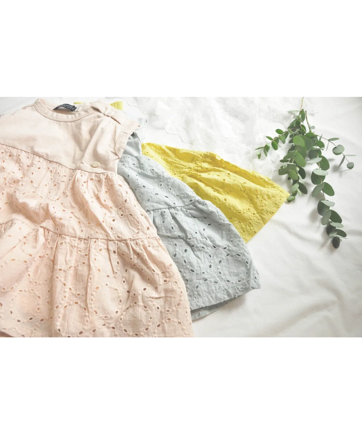 Детское платье-трапеция с кружевом и оборками, модель Lace Tiered, coto cotte, White — фото 4