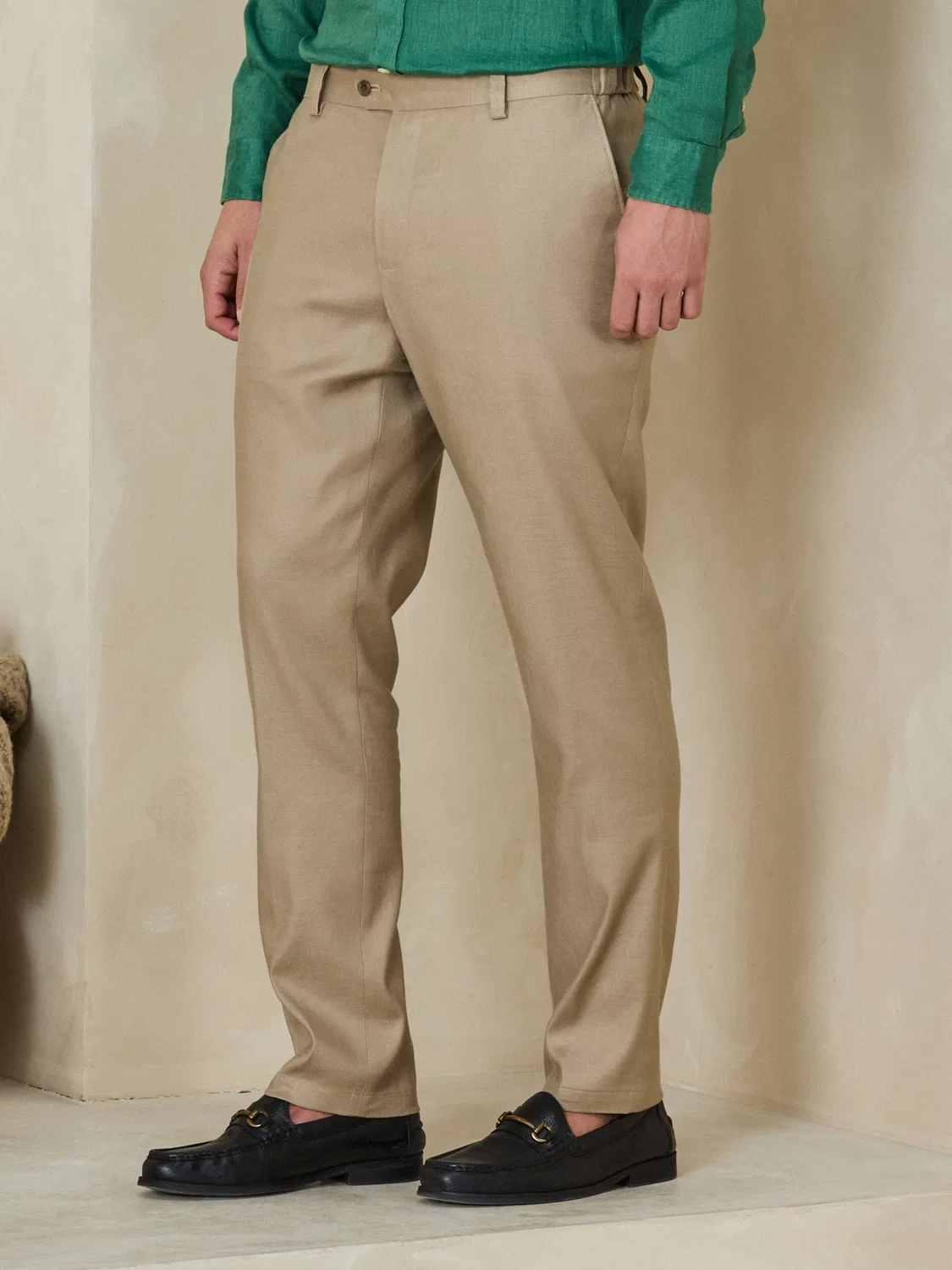 Брюки-чиносы Next Slim fit Motionflex в цвете Stone — фото 3