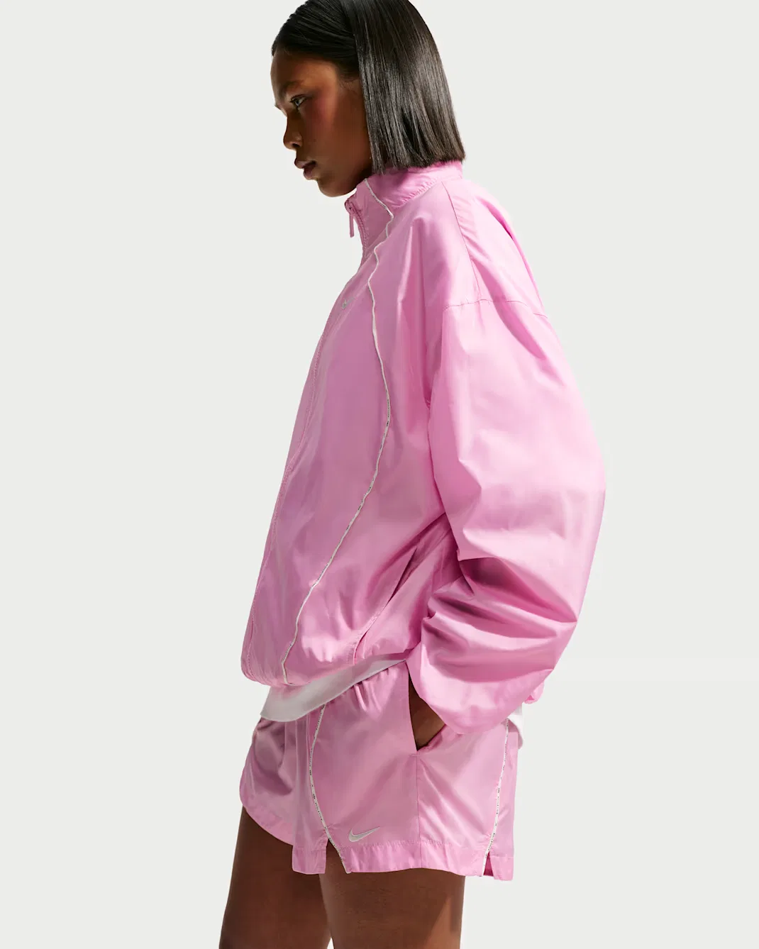 Женские свободные шорты средней посадки из водоотталкивающей ткани Nike Sportswear, Pink Rise/Sail/Sail — фото 4