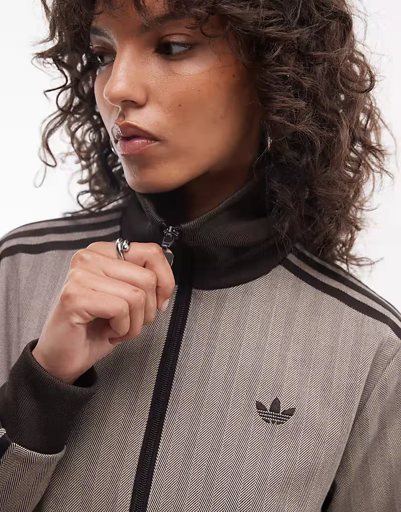Спортивная куртка Adidas Originals Classic в светло-елочку — фото 2