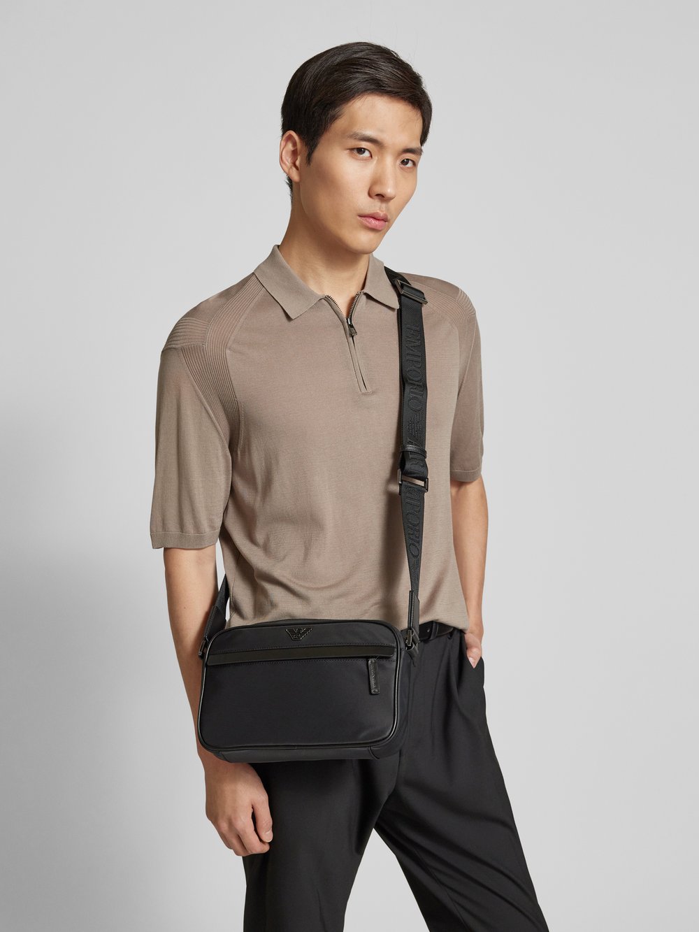 

Сумка через плечо с аппликацией-лейблом Emporio Armani, черный