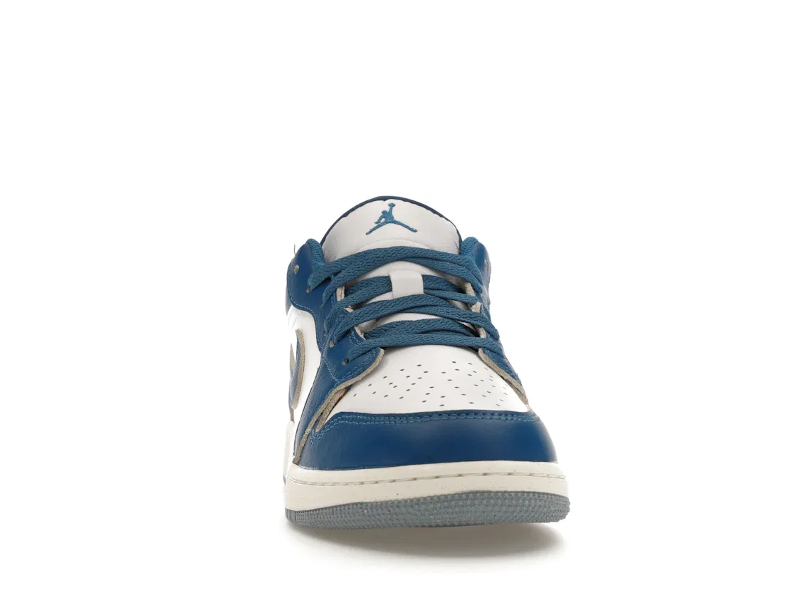 Детские кроссовки с премиальными материалами Jordan 1 Low SE Industrial Blue (GS) Jordan, White/Blue Grey/Sail/Industrial Blue — фото 2