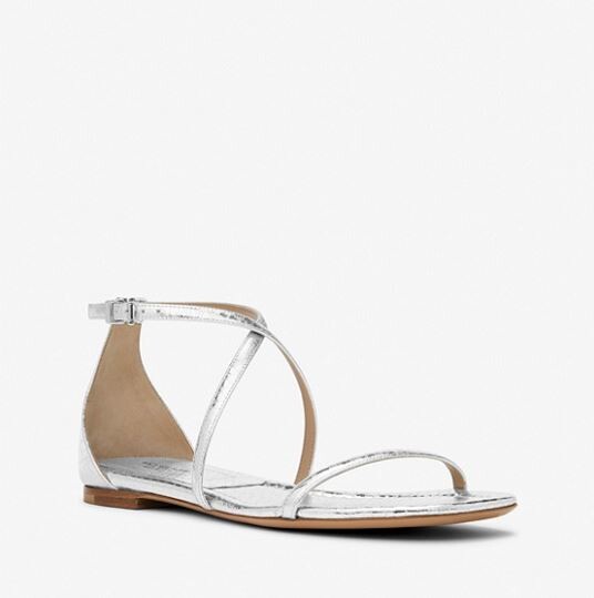 Сандалии с тиснением под питона Michael Kors Polly Metallic Leather, серебро — фото 2
