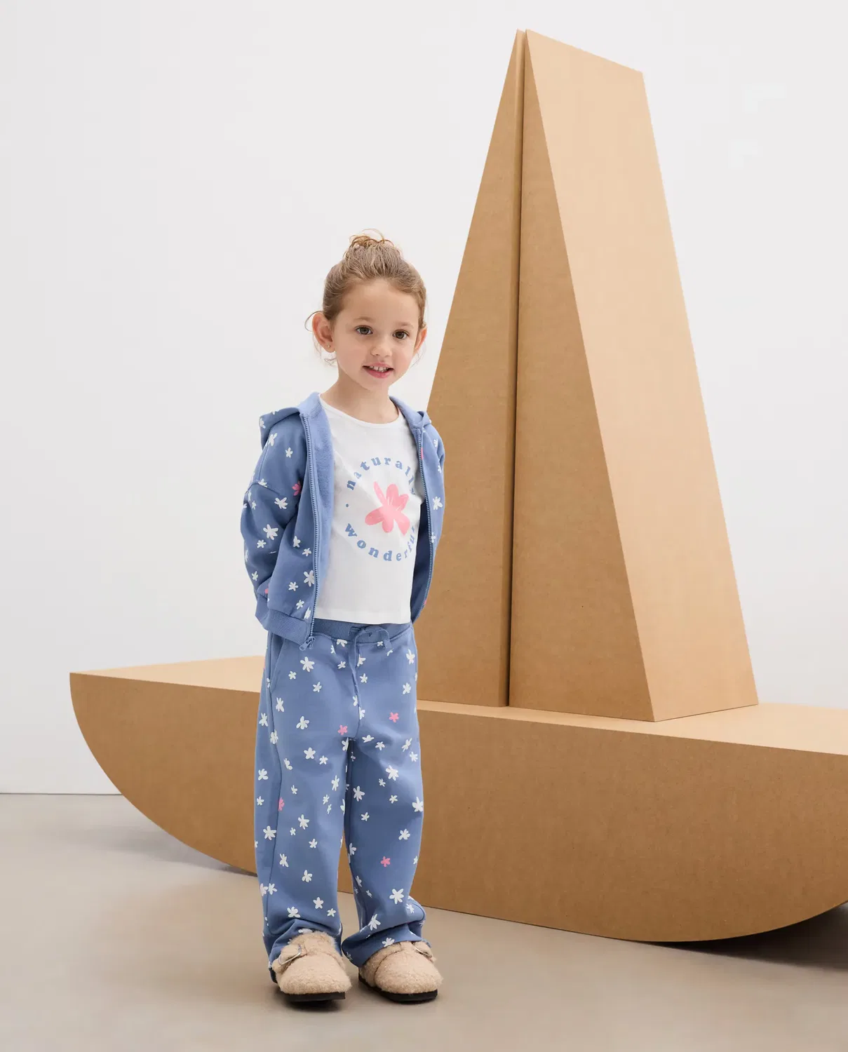 Детский комплект для девочки с принтом Conjunto tres piezas fantasía sudadera abierta capucha all over print y pantalón all over print estrellas Kids El Corte Inglés, Azul Marino — фото 2