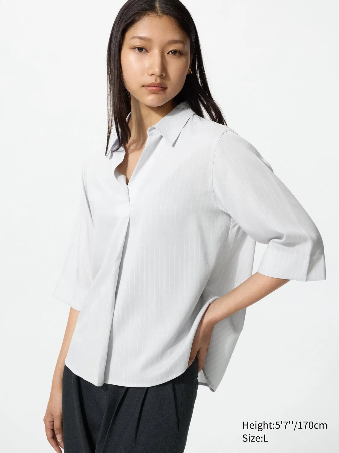 Блузка Uniqlo, со стойким воротником и рукавом ¾, в полоску, светло-серая — фото 3