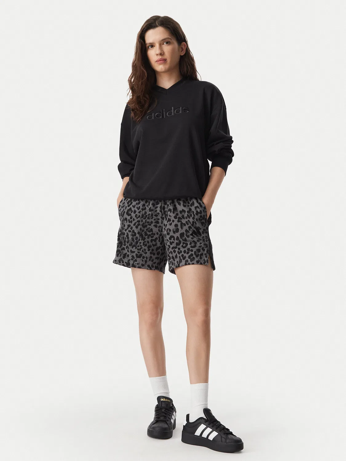 Женские спортивные шорты стандартного кроя Seasonal Essentials Animal Print Adidas, серый — фото 2