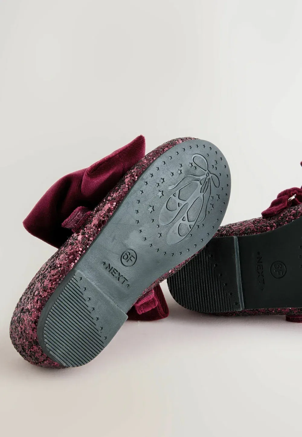 Обычный крой - туфли-мэри-джейн - балетки с ремешком на щиколотке Next, Burgundy Red Glitter Big Bow — фото 3