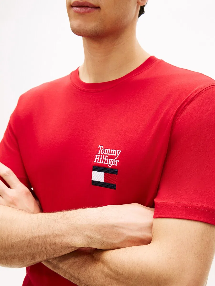Футболка TOMMY HILFIGER 'Brand Love' красного цвета — фото 2