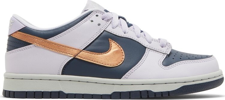 

Кроссовки Nike Dunk Low SE GS 'Copper Swoosh', фиолетовый
