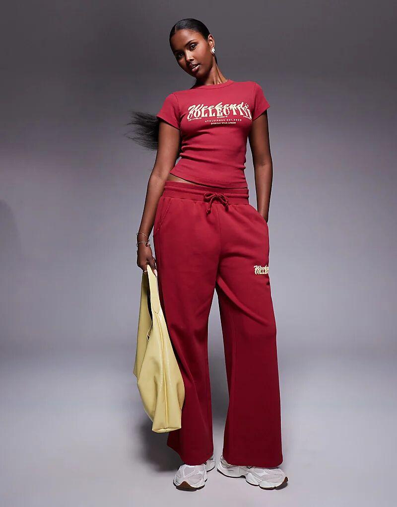 

Широкие брюки Weekend Collective с рисунком смешанного шрифта в бордовом цвете