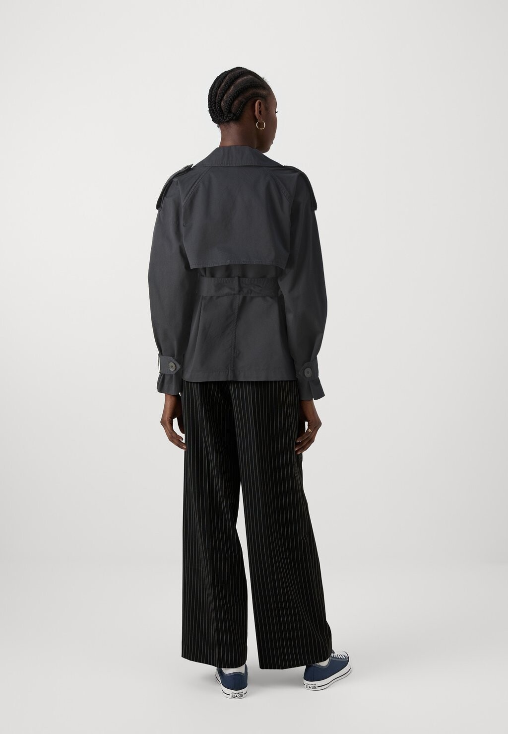 

Куртка SHORT BELTED TRENCH Gina Tricot, черный