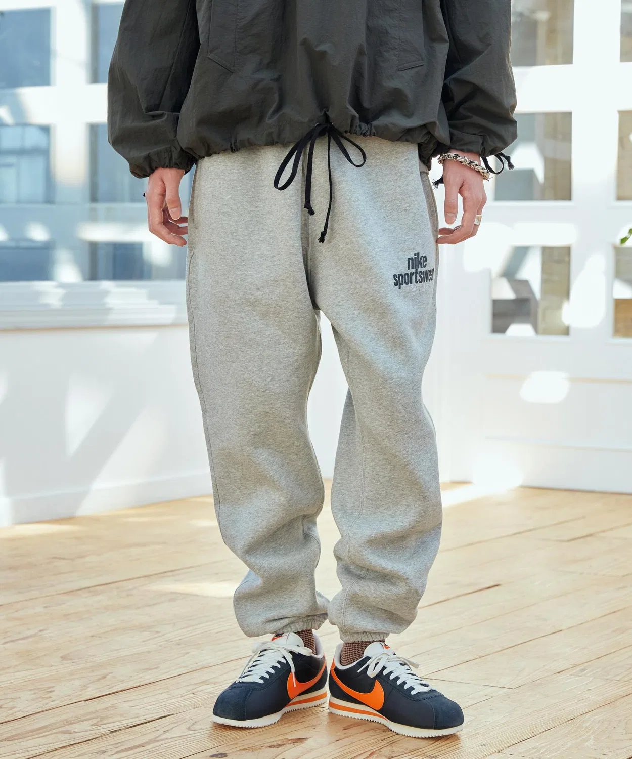 Мужские спортивные штаны из футера с брендом Nike, модель Club, Dark Grey Heather — фото 2