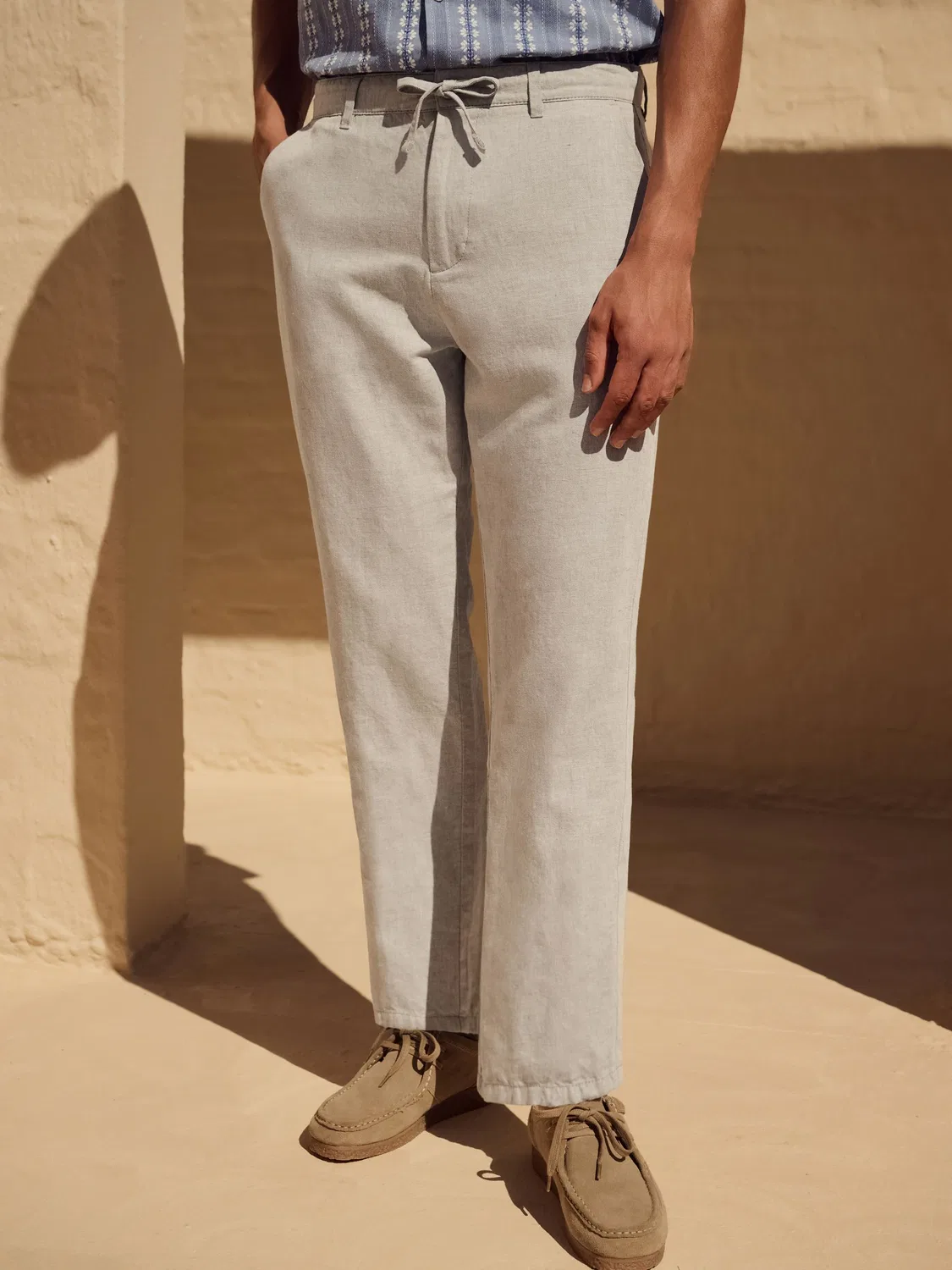Чинос брюки Regular Fit из хлопка и льна Next, Light Stone