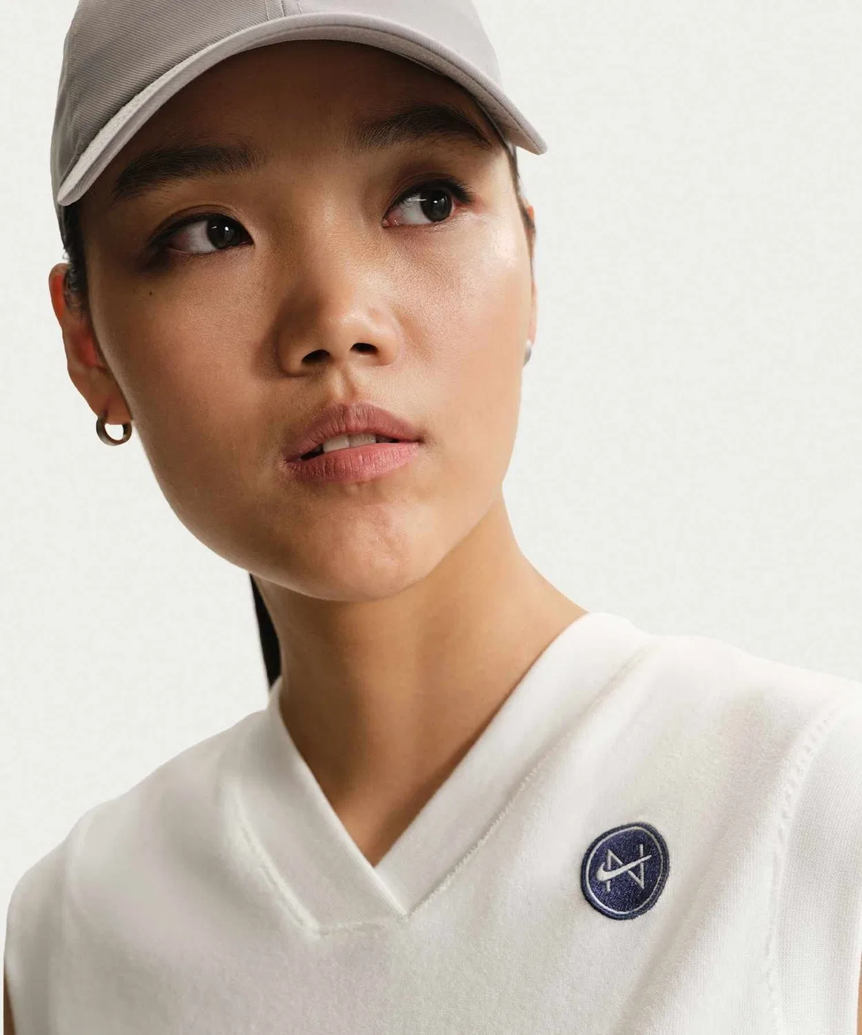 Женский топ-безрукавка из футера с V-образным вырезом Nike Sportswear Chill Terry, Cream — фото 4