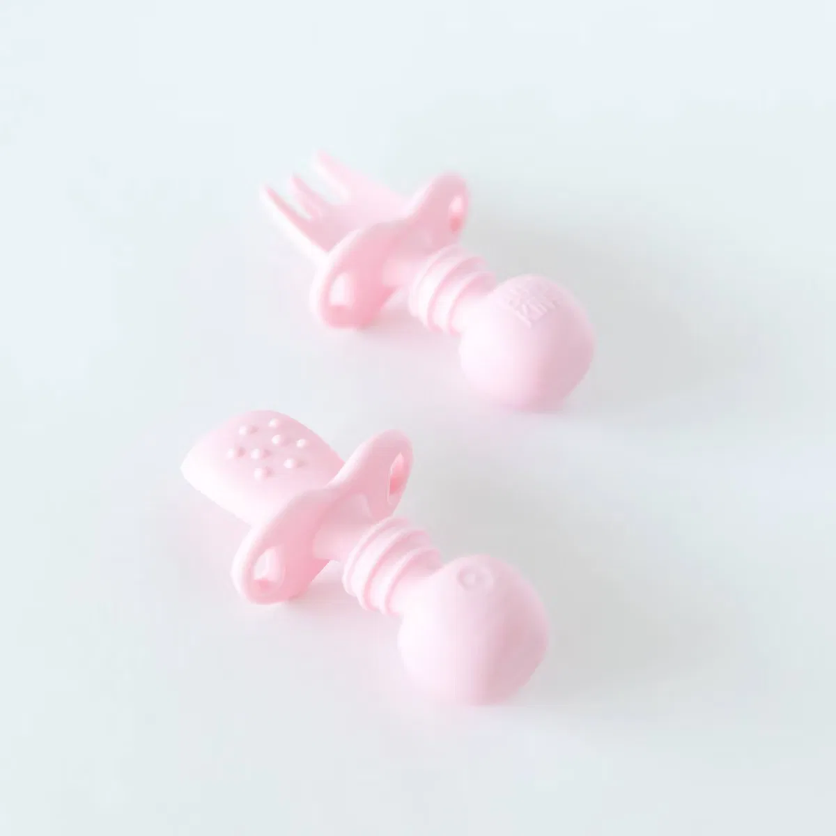 Детские столовые приборы 8 см силиконовые комплект из ложки и вилки Chewtensils Bumkins, Pink — фото 2