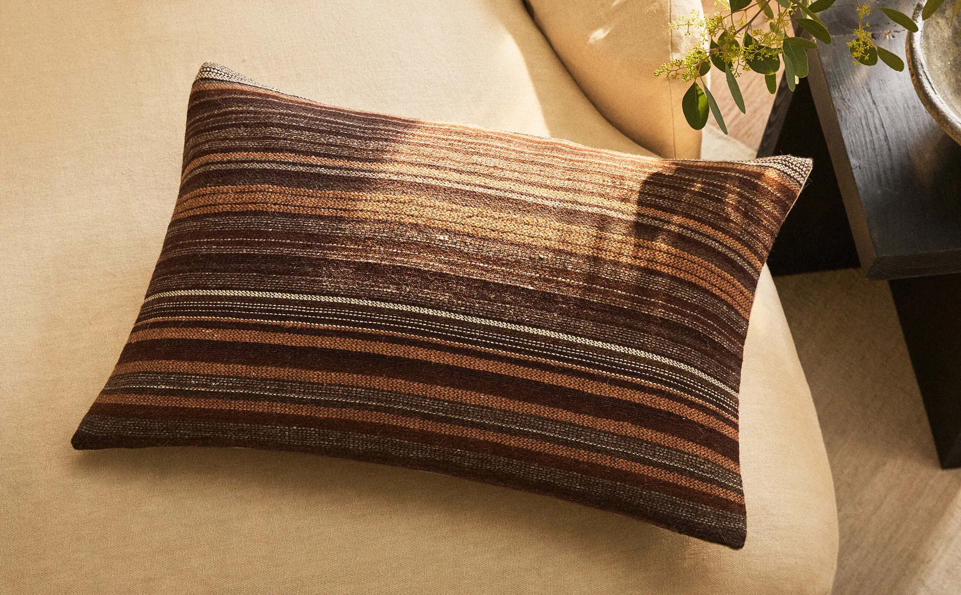 

Полосатый чехол на подушку Zara Home, коричневый