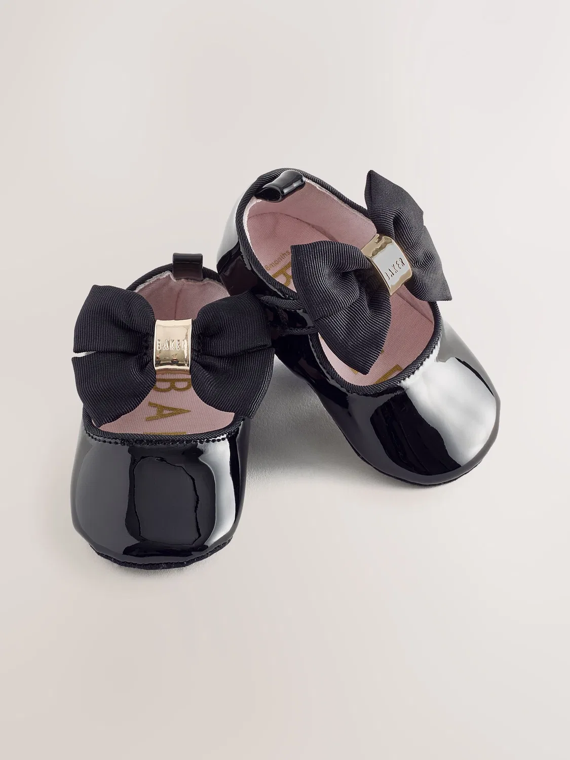 Ботиночки-пинетки с бантом Baker by Ted Baker, черный лакированный