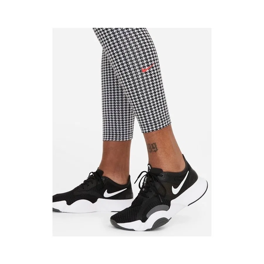 Женские спортивные леггинсы с принтом Dri-Fit One Icon Clash Mid-Rise 7/8 Printed Nike, Черный — фото 4
