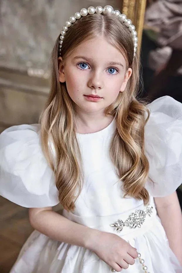Детское платье для девочек сатиновое с моделью Girl'S white satin evening dress with diamond-studded waistband, ribbon belt detail, leaf embroidery, and balloon sleeves Riccotarz, White — фото 4