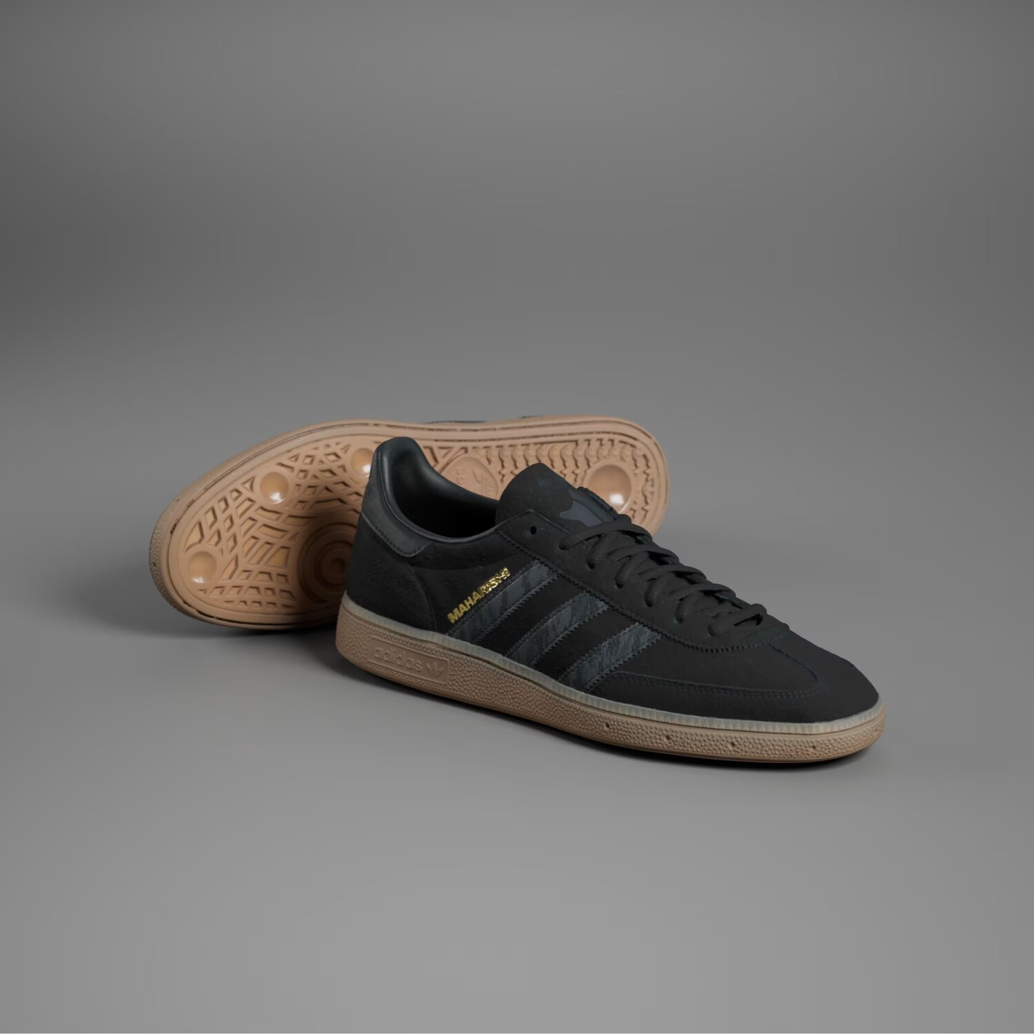 

Кроссовки adidas Maharishi X Handball Spezial 'Black Gum', черный