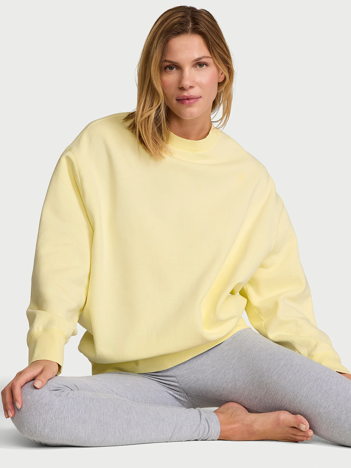 Свитшот Victoria's Secret Angel Essentials Effortless Fleece Crewneck, светло-желтый — фото 3