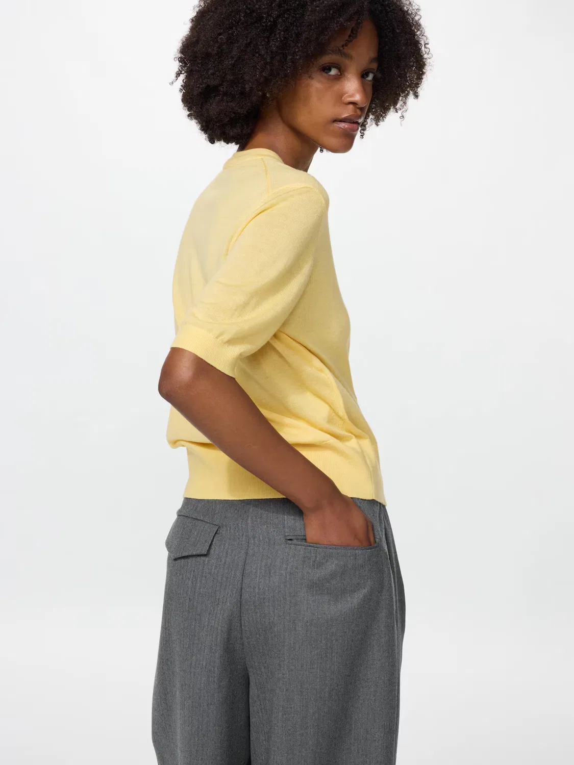 Широкие зауженные брюки Uniqlo, из шерсти, серый — фото 2