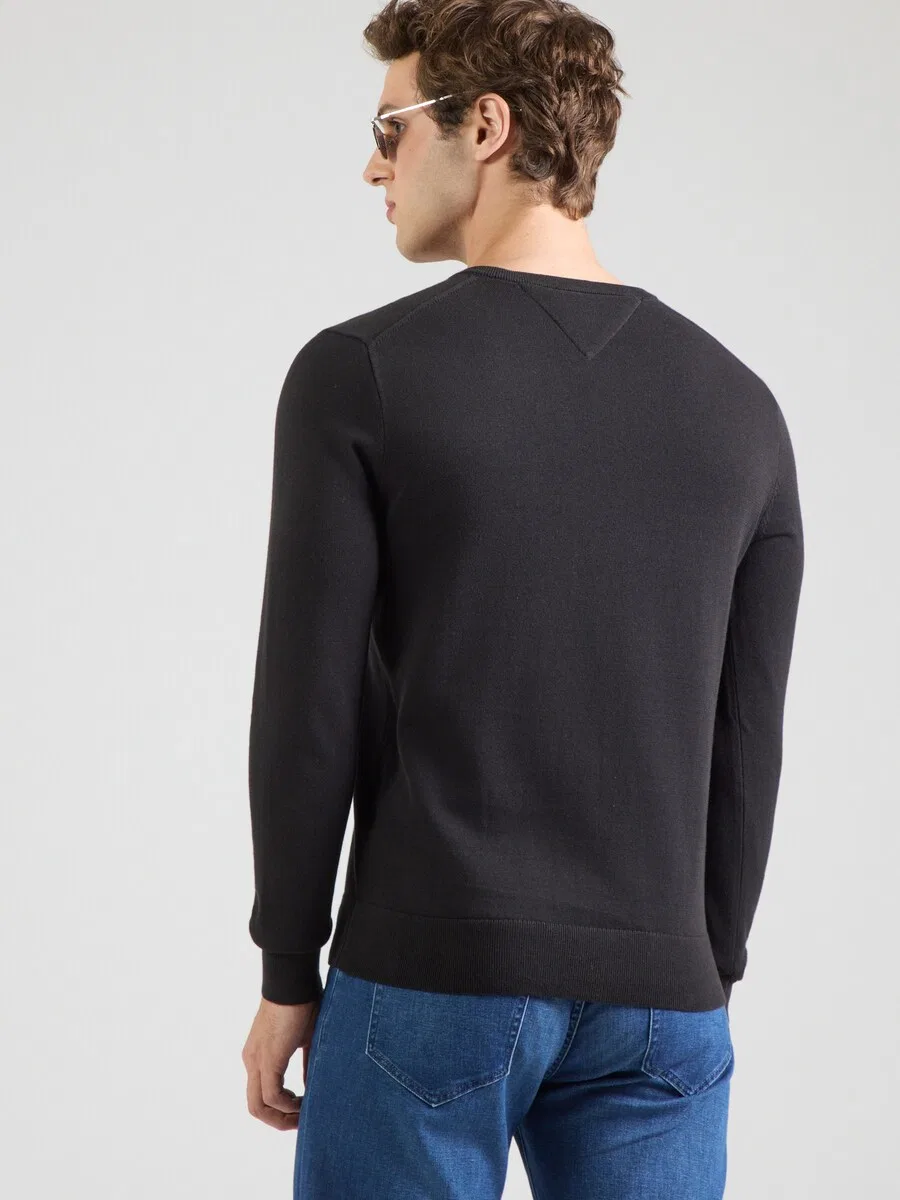 Свитер TOMMY HILFIGER 'ESSENTIAL' черного цвета — фото 4