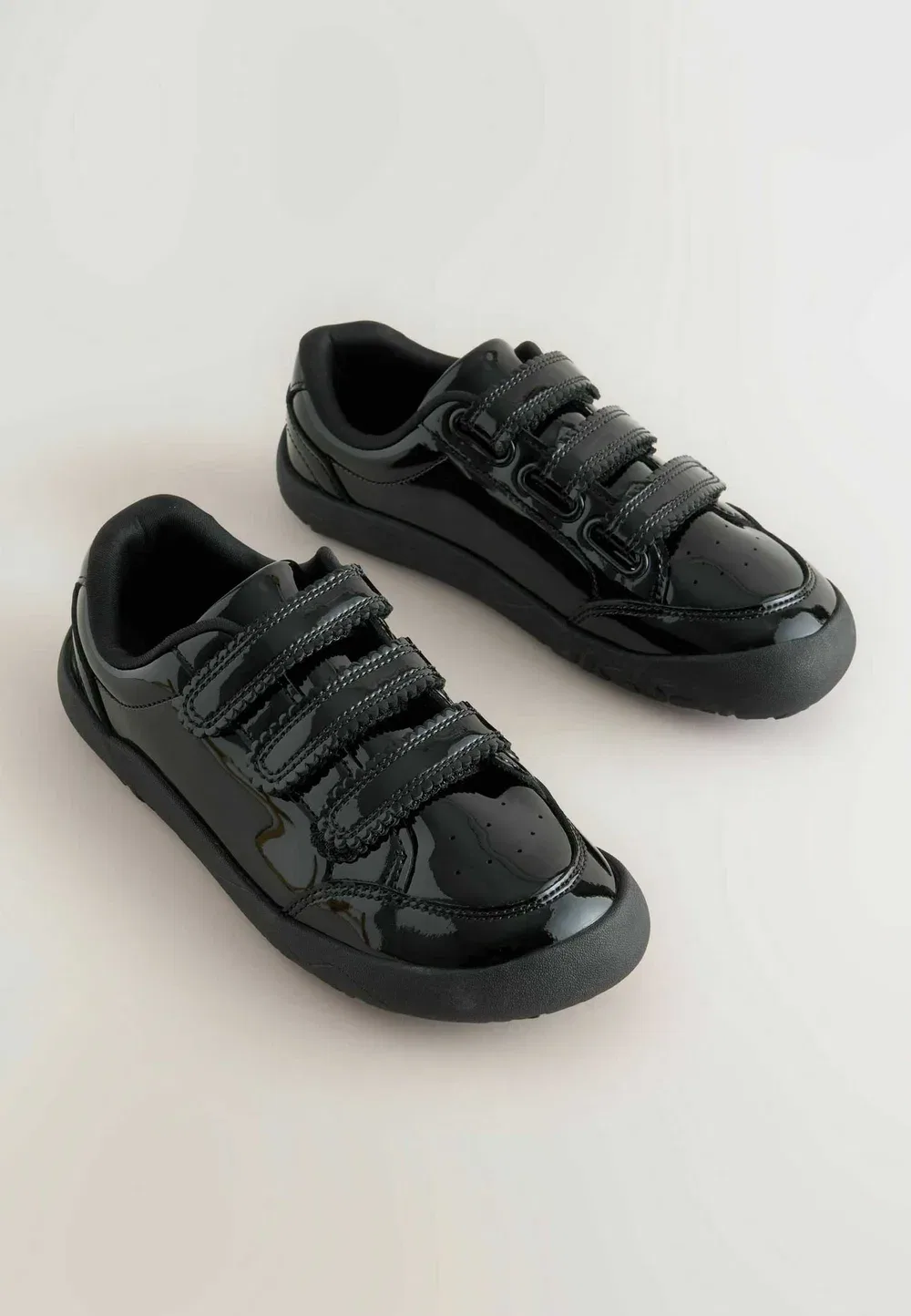 Обычная посадка - кроссовки для ходьбы босиком - детская обувь Next, Black Patent Leather — фото 2