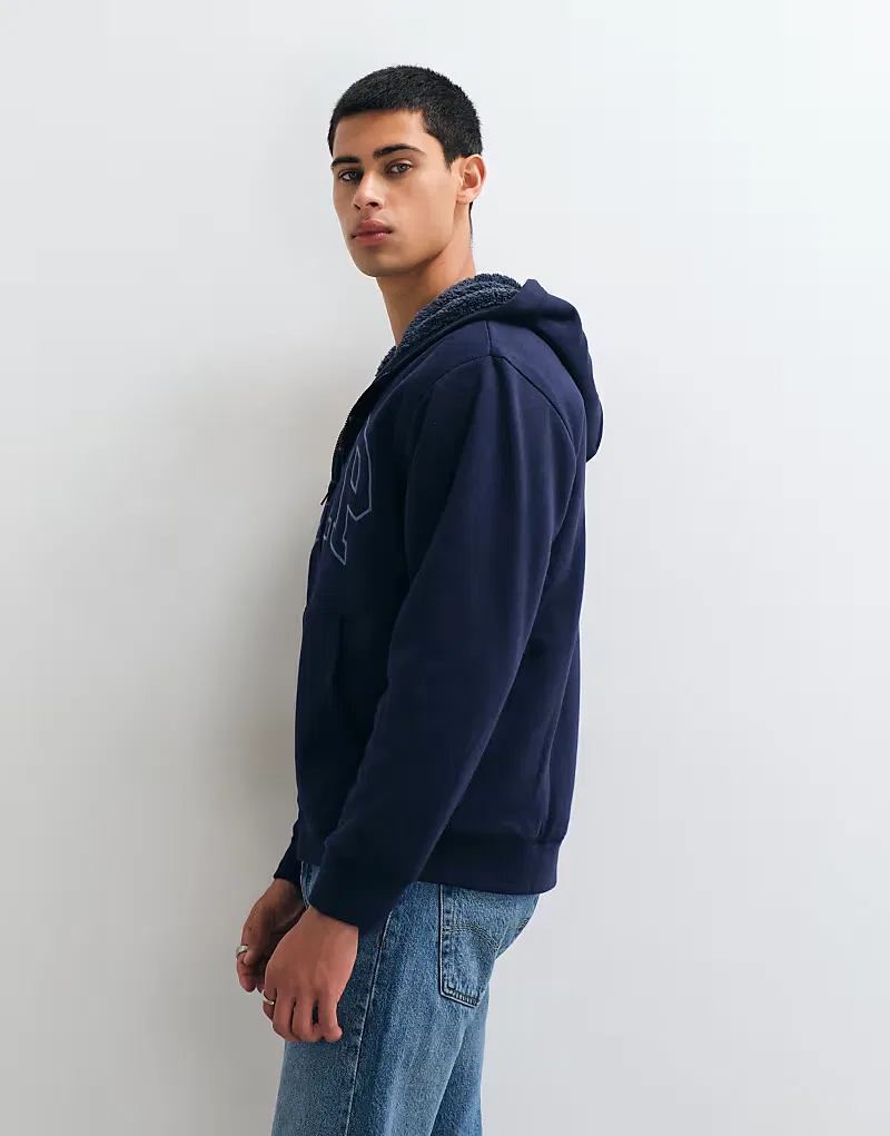 Толстовка GAP с логотипом на груди, подкладкой из искусственной овчины и застежкой-молнией, темно-синий — фото 2