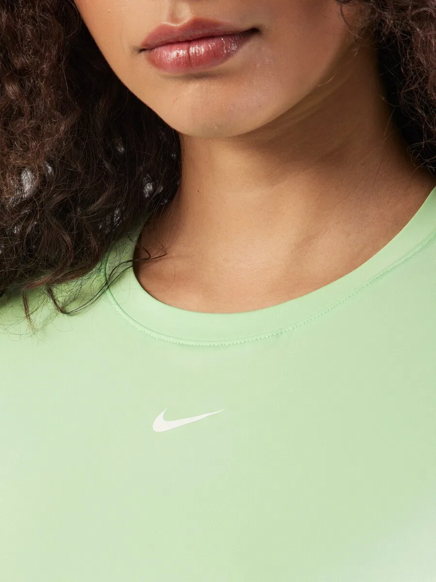 Спортивная футболка NIKE Performance Shirt 'One Classic' светло-зеленого цвета — фото 2