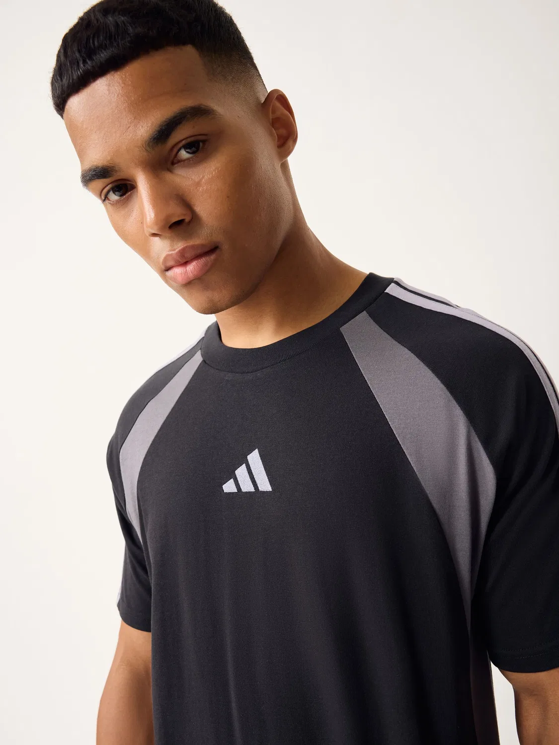 Футболка с цветовыми блоками, модель Seasonal Essentials adidas, черный — фото 4
