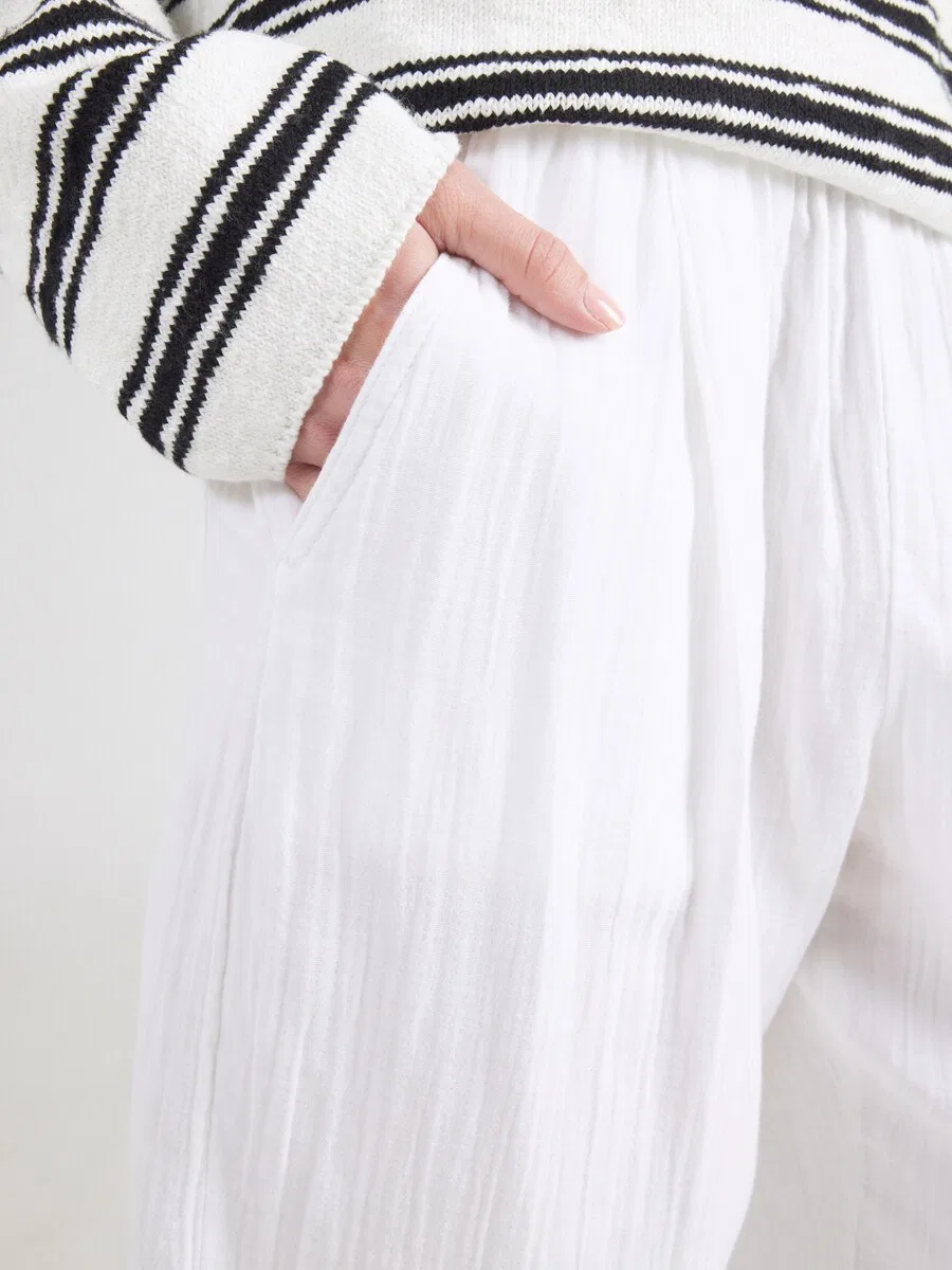 Брюки GAP Barrel Pleat-Front белого цвета со складками спереди — фото 2