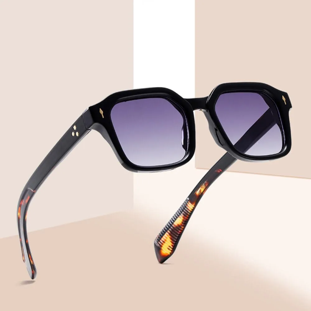 

Винтажные солнцезащитные очки с заклепками для женщин, градиентные, с защитой от УФ-излучения UV400, мужские панк-очки коричневого цвета TYUVIVO, Black Gray Gradient