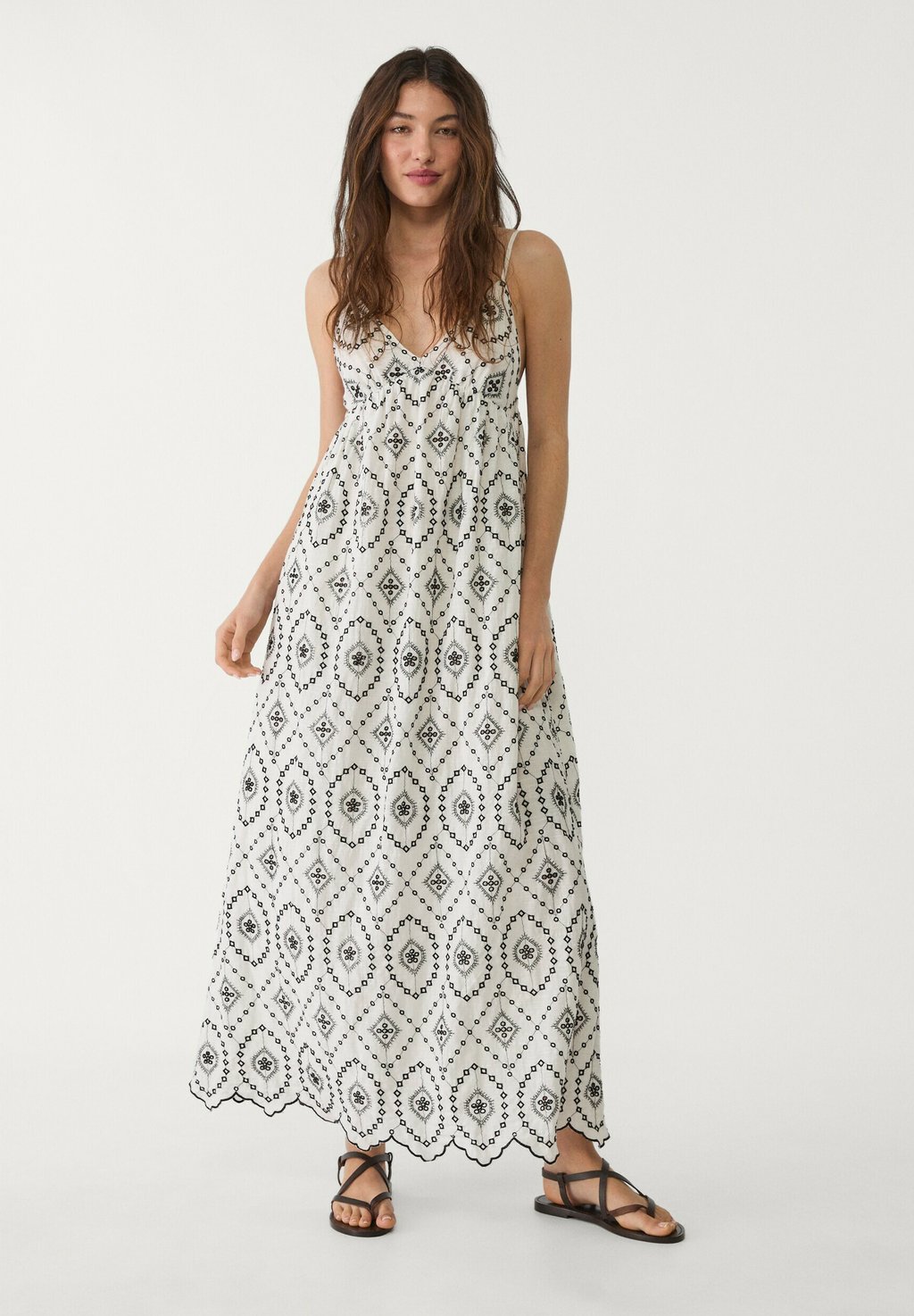 

Платье макси FLOWING WITH EMBROIDERY Stradivarius, черный