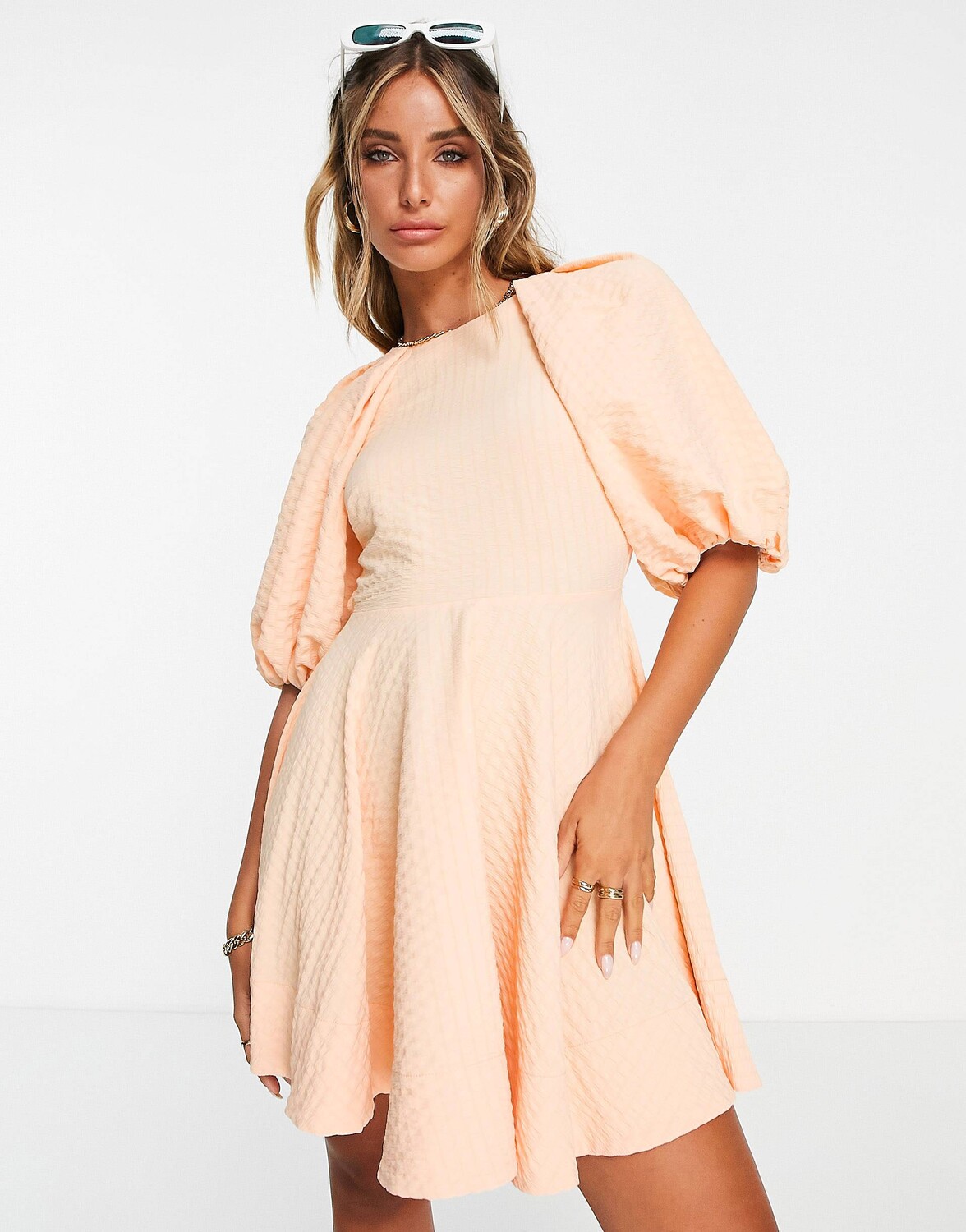 

Абрикосовое платье мини с открытой спиной и пышными рукавами ASOS DESIGN