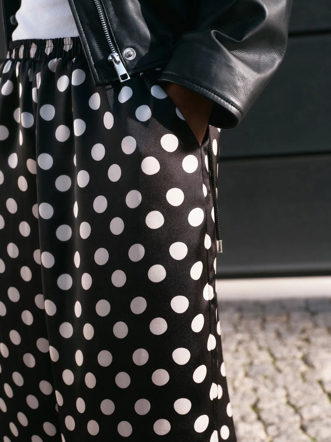 Брюки-баллоны с манжетами Polka Dot Satin Cuffed Balloon Trousers Next, черно-белый горох — фото 4
