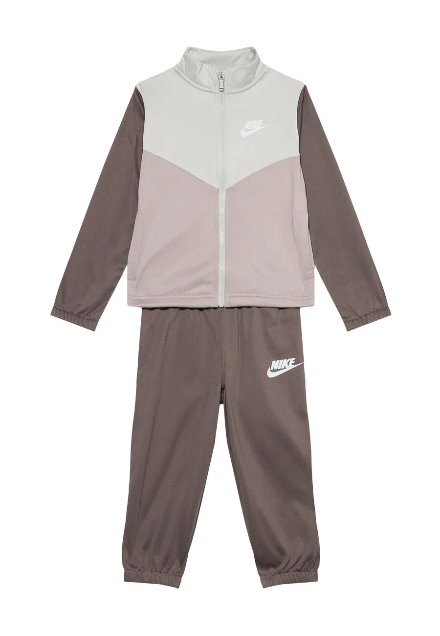 Спортивный костюм Nike Sportswear 'ESSENTIALS' в бежевом и светло-сером цветах