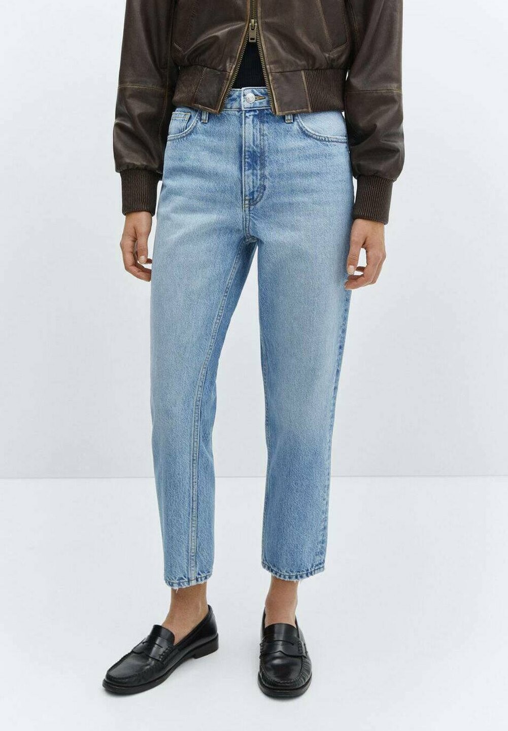 

Джинсы зауженного кроя Mom2000 Mango, цвет middenblauw