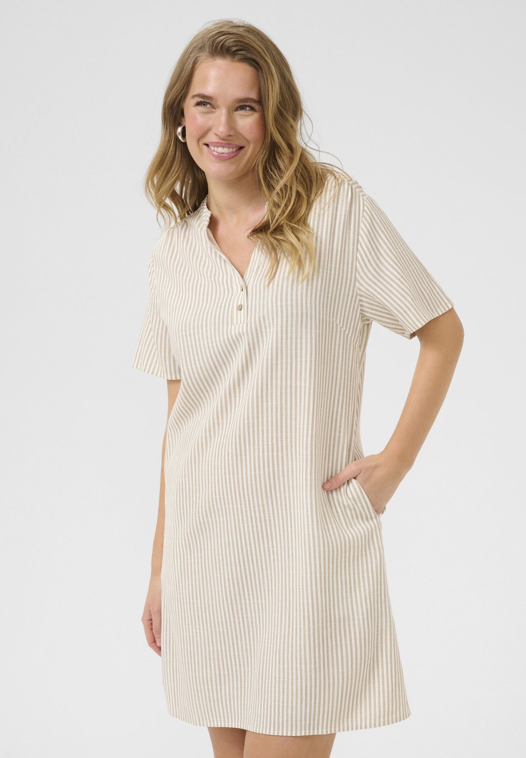

Повседневное платье KAMRI SHORT SLEEVE WITH POCKETS Love Copenhagen, бежевый