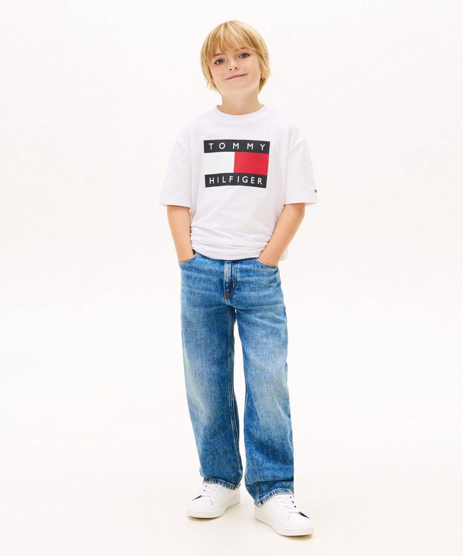 Футболка для мальчиков Tommy Hilfiger с принтом флага белая — фото 3