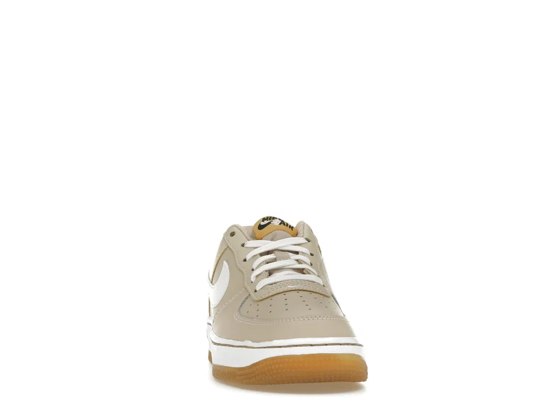 Детские кроссовки с цветочным принтом Nike Air Force 1 Low SE, Sanddrift/Twine/Black/White — фото 2