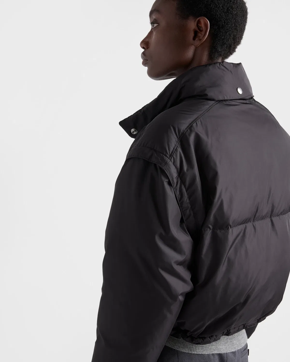 Укороченная пуховая куртка с капюшоном Re-Nylon Prada, черный — фото 3