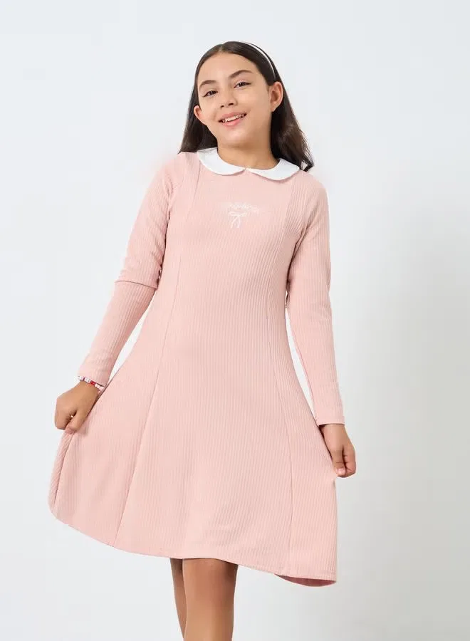 Платье-трапеция трикотажное с фактурной вязкой Teen textured knit dress Styli, светло-розовый — фото 2