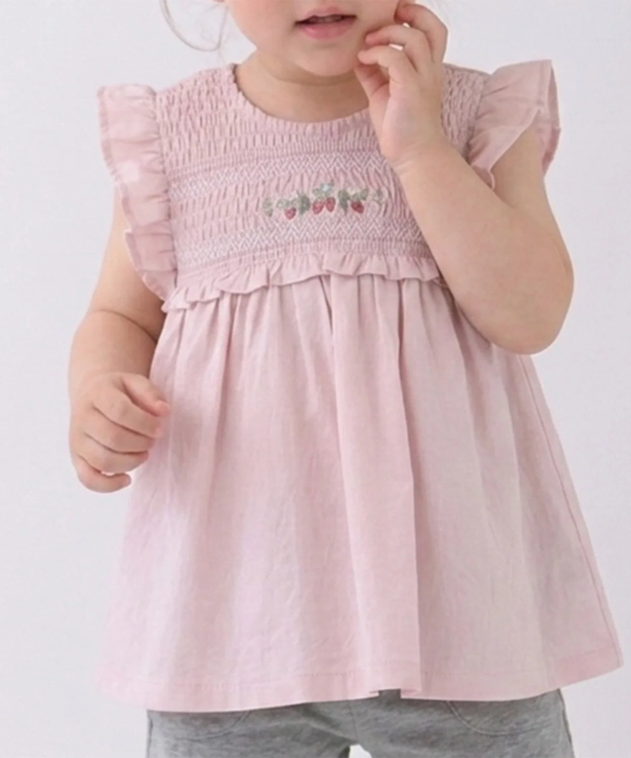 Детская туника с длинным рукавом с вышивкой клубники, модель Strawberry Embroidery, petit main, Light Pink