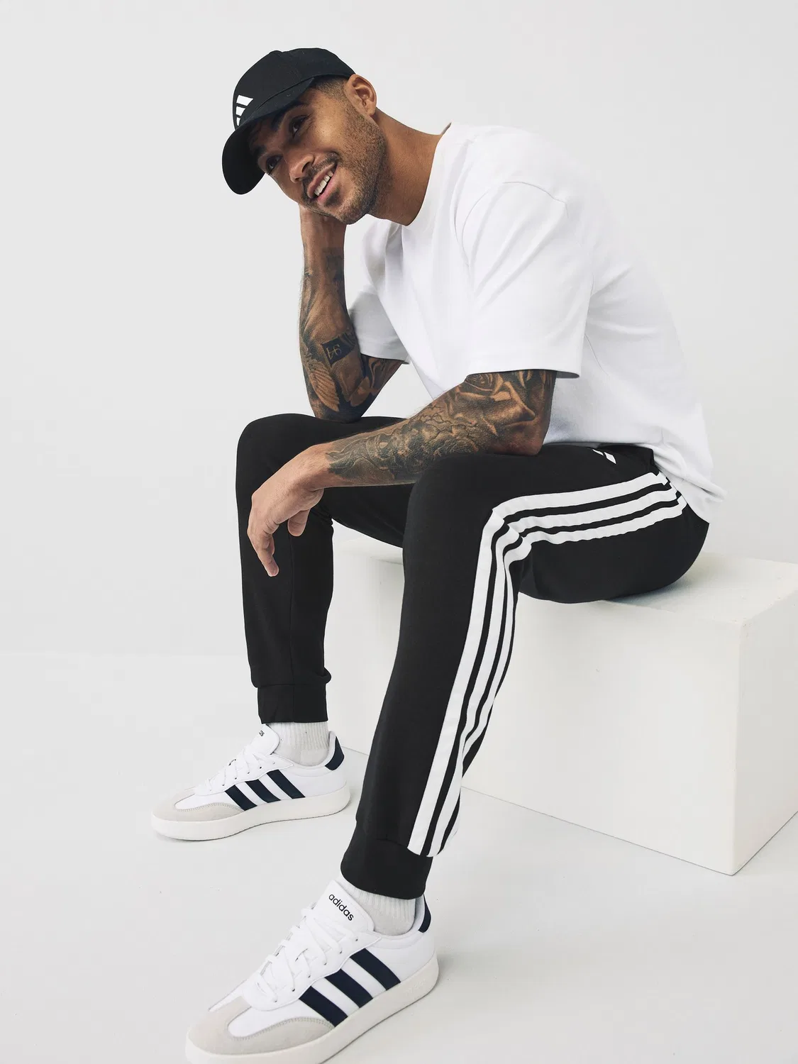 Тренировочные штаны adidas Essentials Three Stripes, черный — фото 3